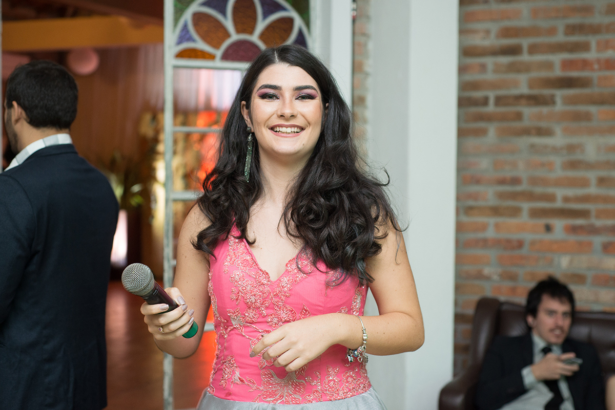 Formanda fotografada momentos antes do seu discurso de formatura para os convidados da recepção de formatura. Foto por Marco Moscarelli