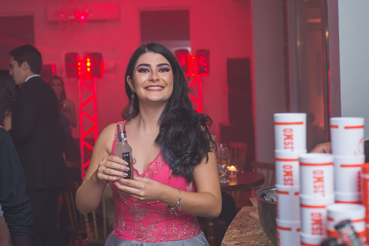 Formanda fotografada aproveitando os drinks feitos para  os convidados da recepção de formatura. Foto por Marco 