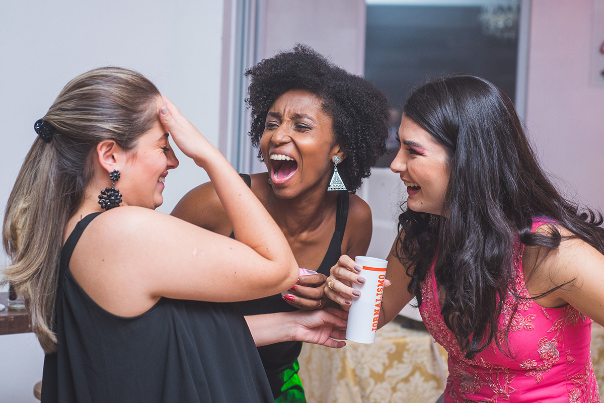 Convidados se divertindo muito e com varios sorrisos alegres o anel de formatura da formanda durante a recepção de formatura em jornalismo pela UFPEL. Foto por Marco Moscarelli 