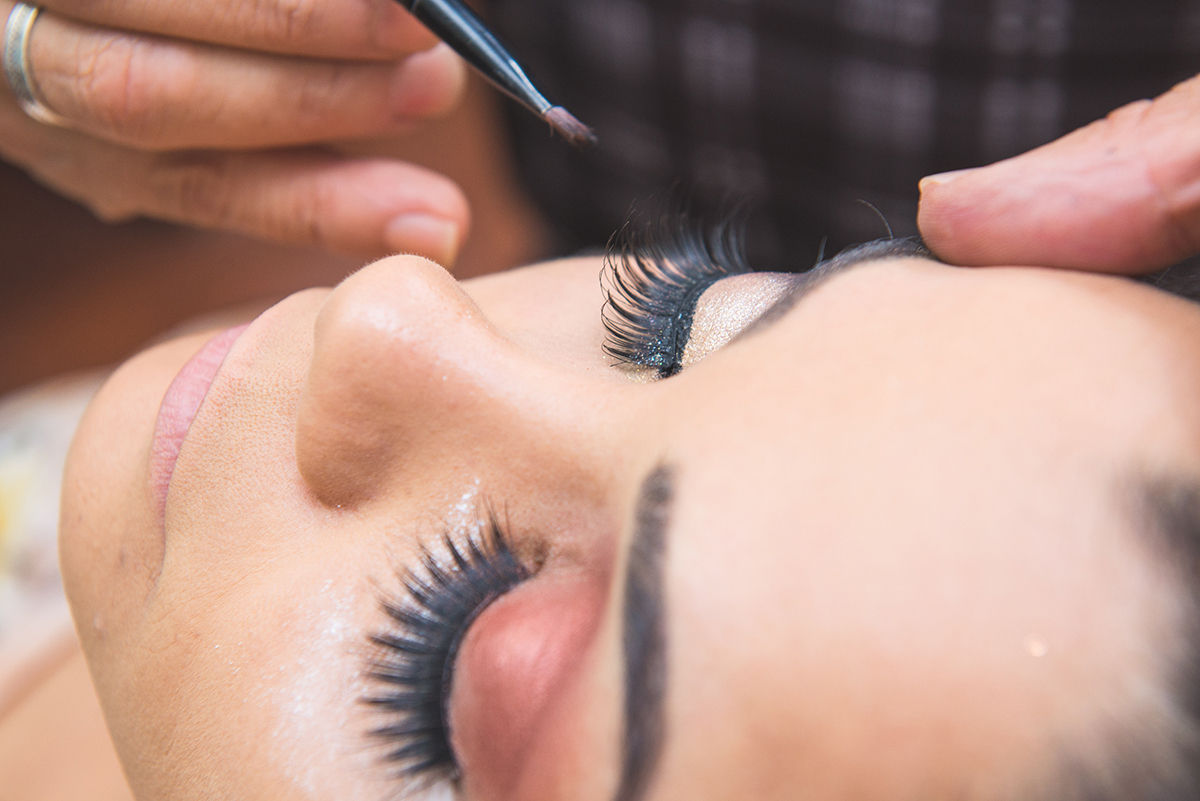 Detalhe da maquiagem da noiva momentos antes da cerimônia de casamento. Foto por Marco Moscarelli. 