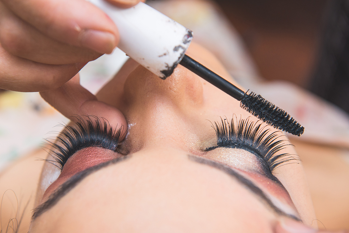 Maquiador dando um retoque no rimel da maquiagem da noiva no dia do casamento. Foto por Marco Moscarelli Fotografo.