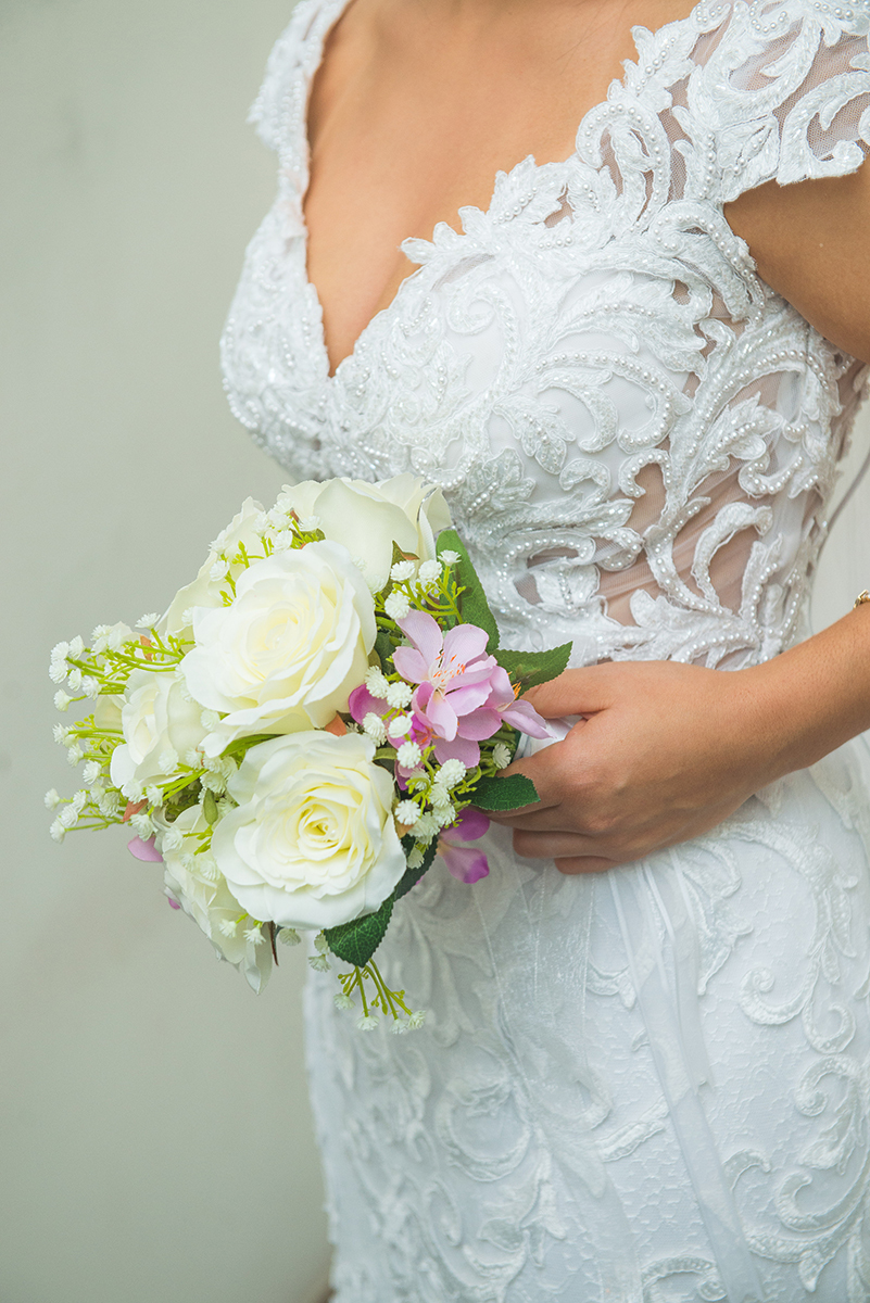 Noiva pronta para o casamento, detalhe do buque da noiva Foto por Marco Moscarelli 