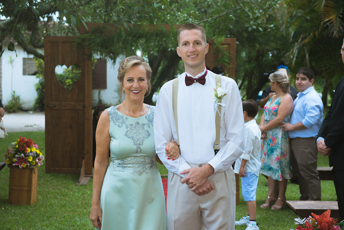 Noivo entrando no local da cerimônia de casamento acompanhando de sua mãe. Foto por Marco Moscarelli.