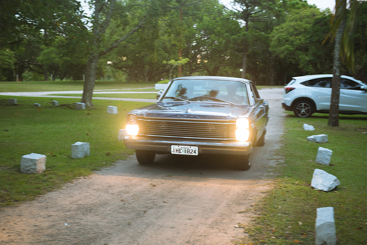 Noiva chegando para a cerimonia  de casamento no seu lindo Landau azul com os faróis acesos. Foto por Marco Moscarelli Fotografo