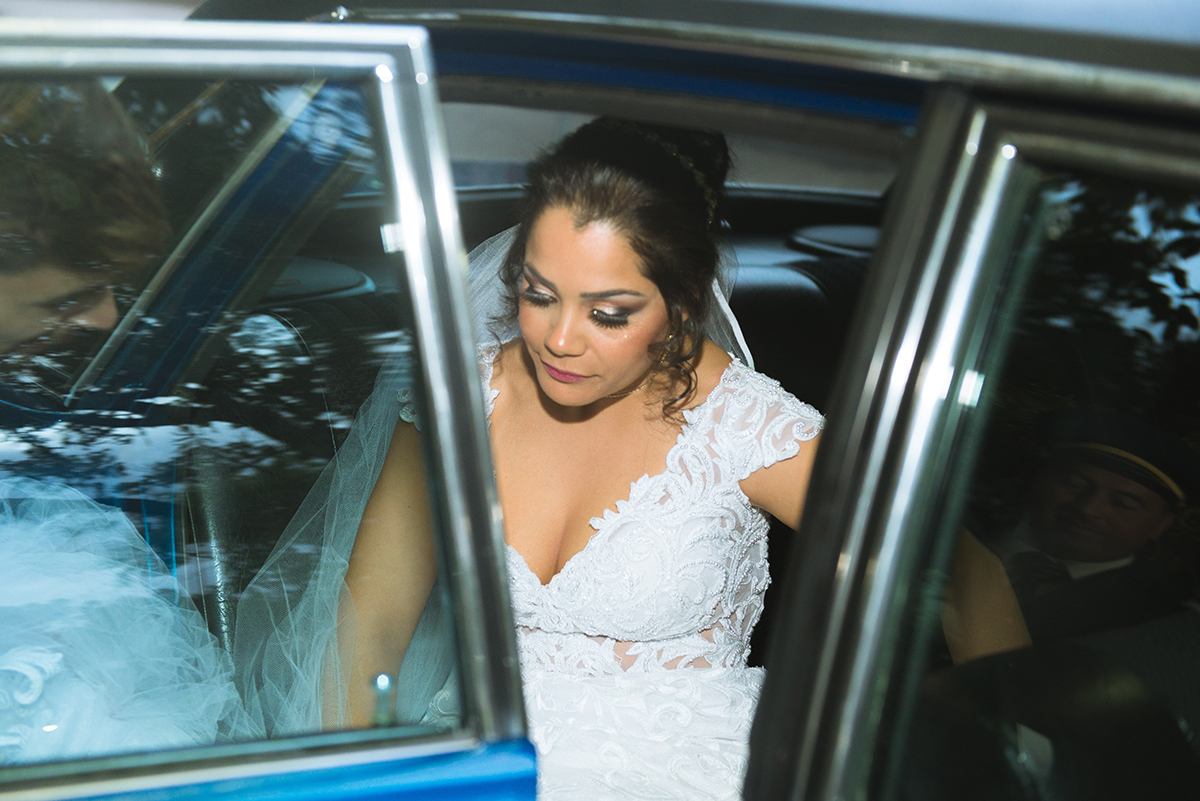 Fotografia do momento em que a noiva desce do carro para o seu casamento. Foto por Marco Moscarelli Fotografo