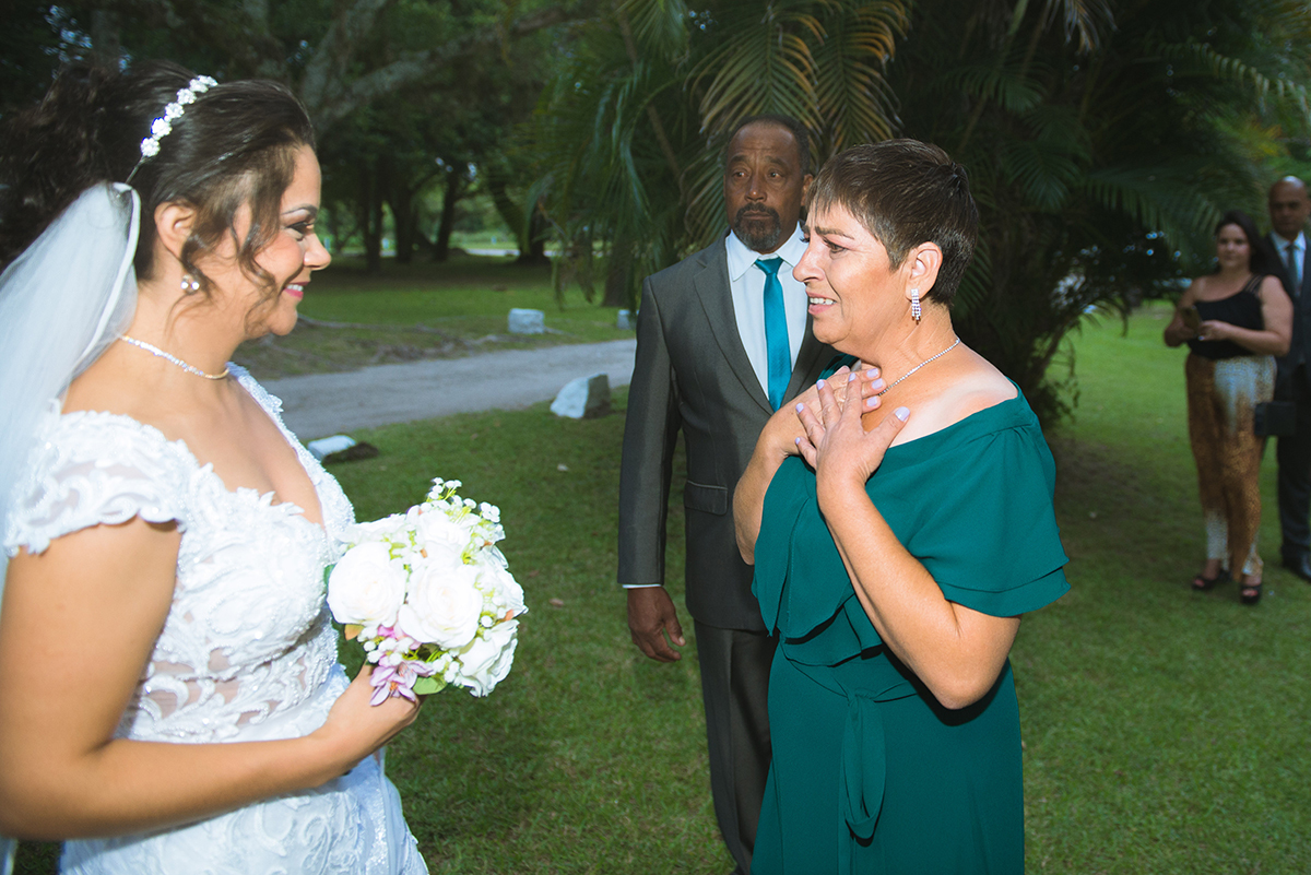 Mãe da noiva olhando emocionada para a filha lindamente vestida de branco para o casamento. Foto por marco Moscarelli.