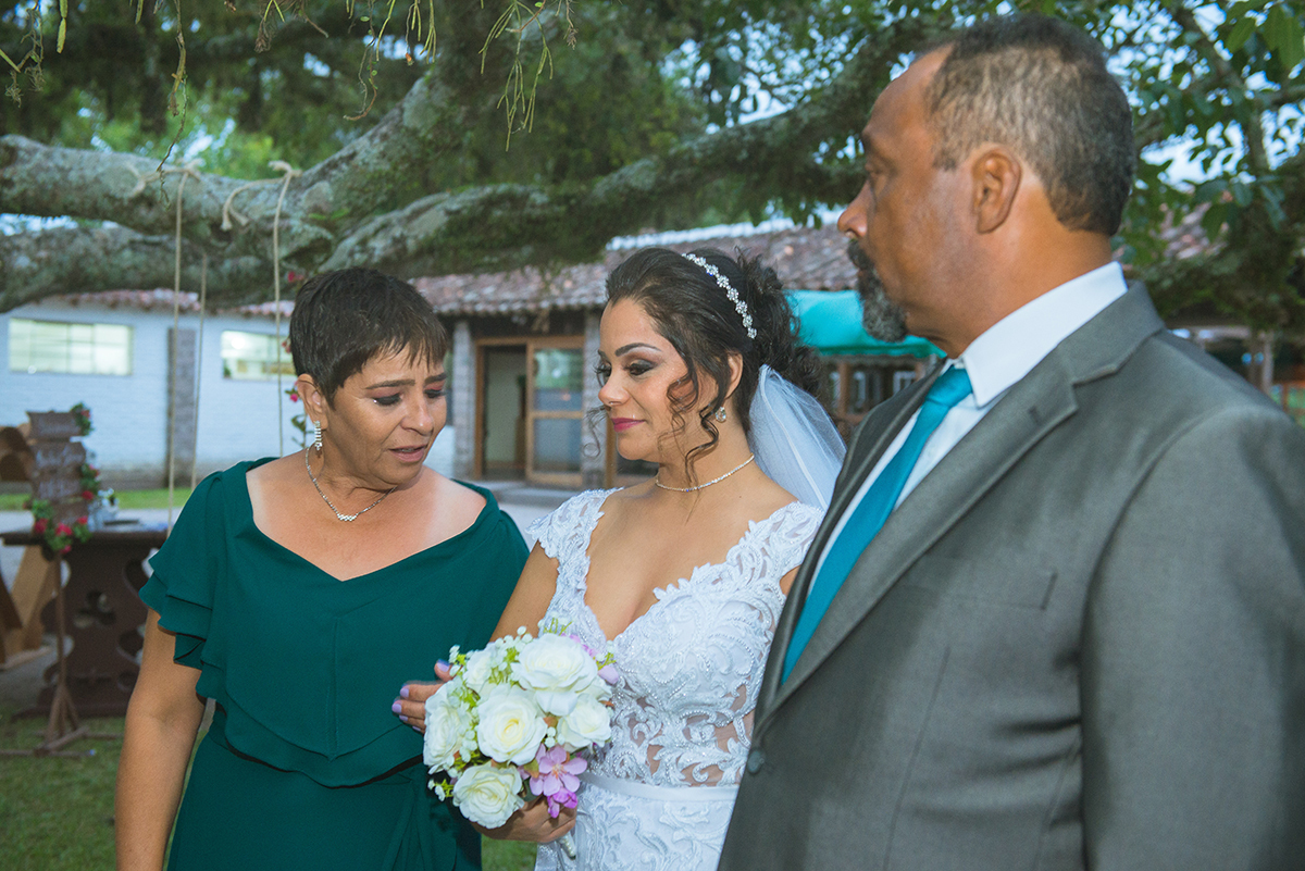Mãe da noiva olhando emocionada para a filha lindamente vestida de branco para o casamento. Foto por marco Moscarelli.