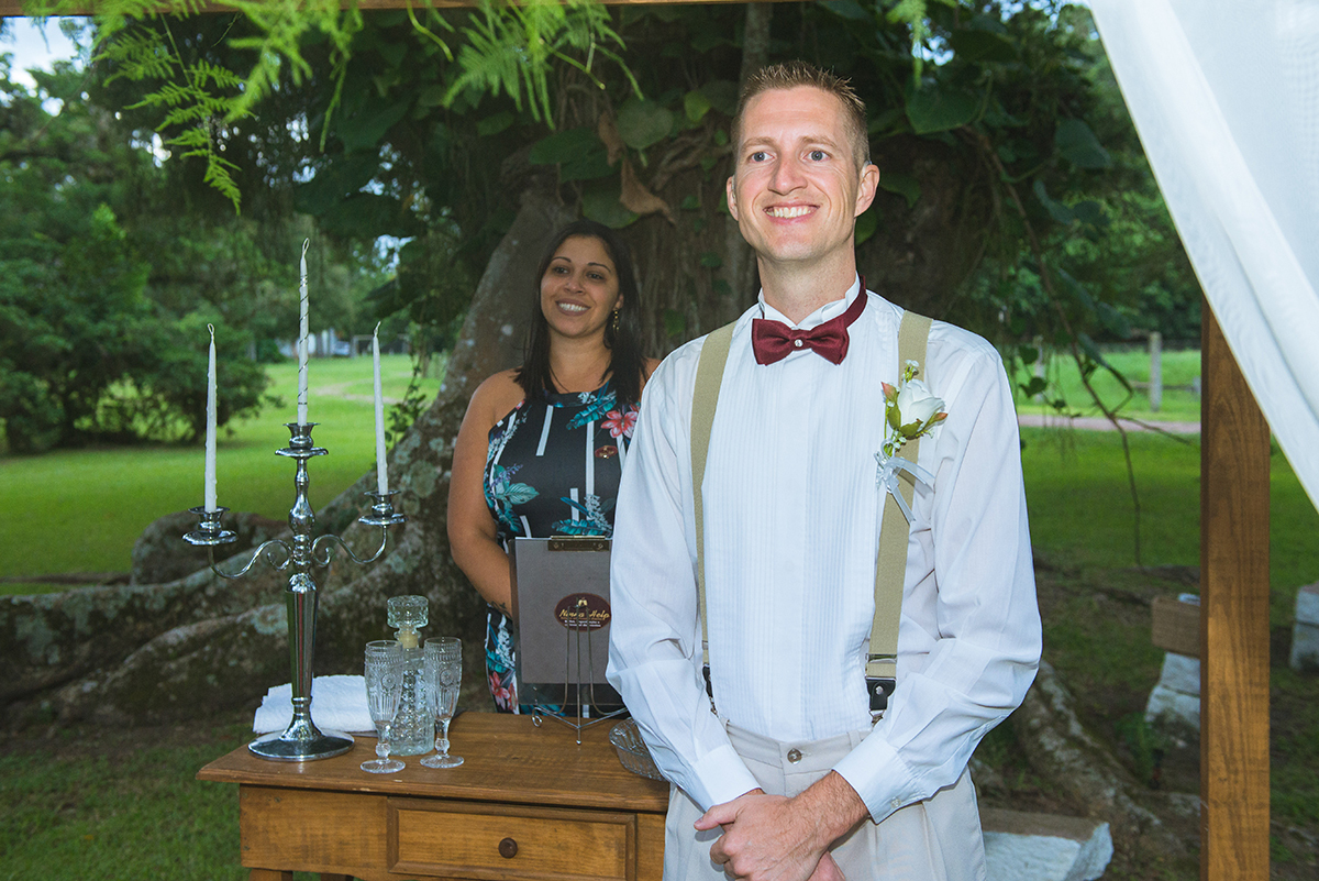 Noivo com um lindo sorriso quando vê sua noiva chegando para a cerimônia de casamento. Foto por marco Moscarelli
