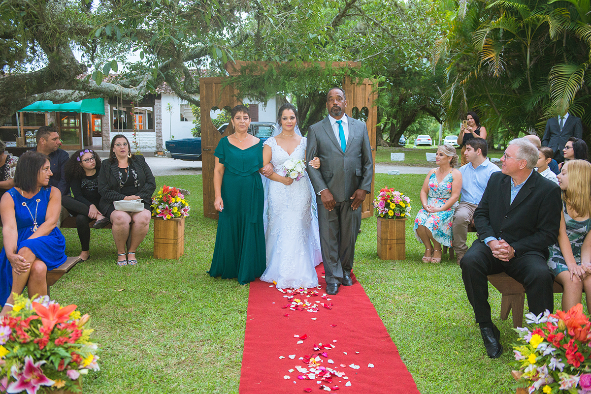 Noivo entrando no local da cerimônia de casamento acompanhando de sua mãe. Foto 