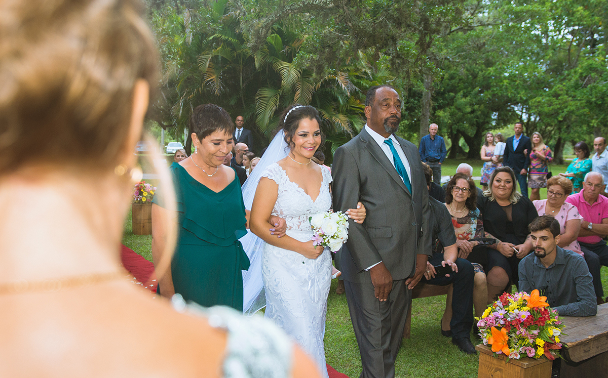 Noivo entrando no local da cerimônia de casamento acompanhando de sua mãe. Foto 