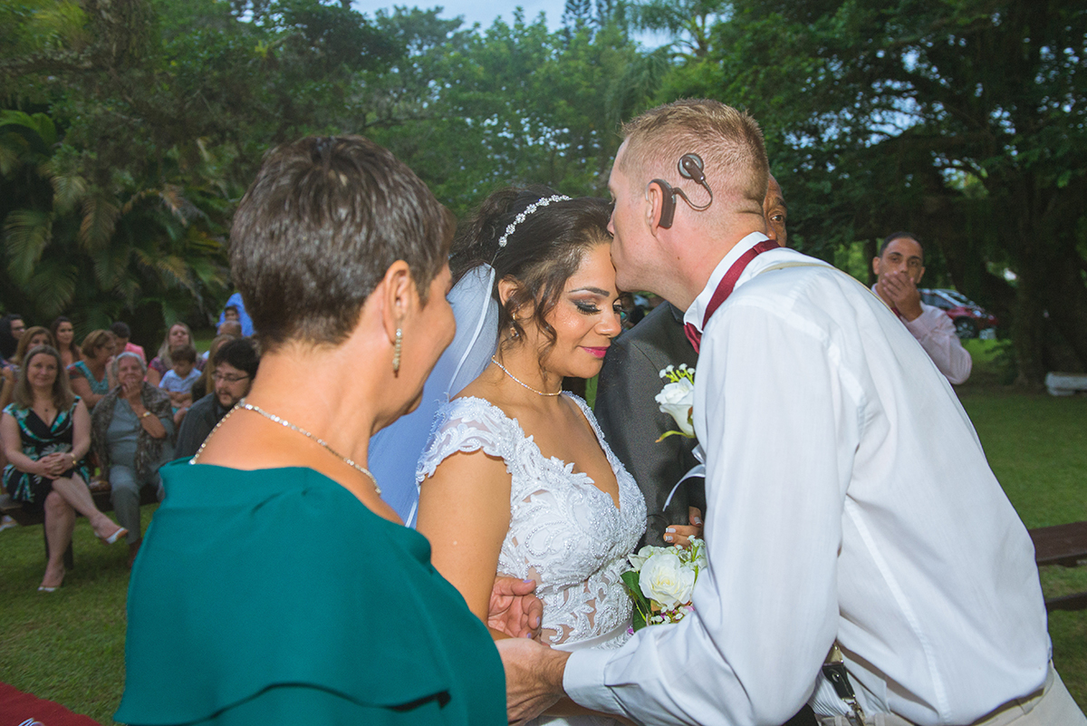 Noivo recebendo a noiva no altar com um lindo beijo na testa da noiva. Foto por Marco Moscarelli Fotografo.