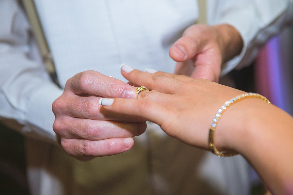 Troca de alianças de casamento do noivo e da noiva. Foto por Marco Moscarelli.