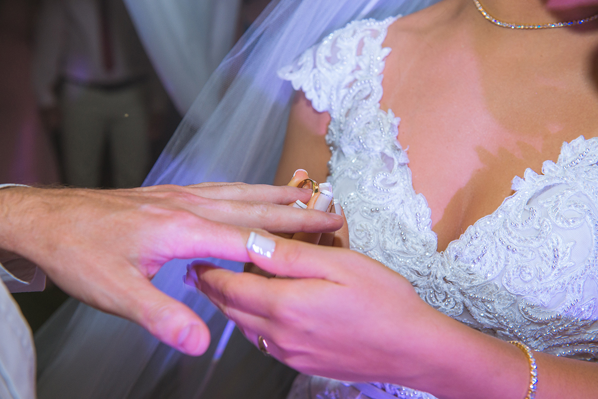 roca de alianças de casamento do noivo e da noiva. Foto por Marco Moscarelli.