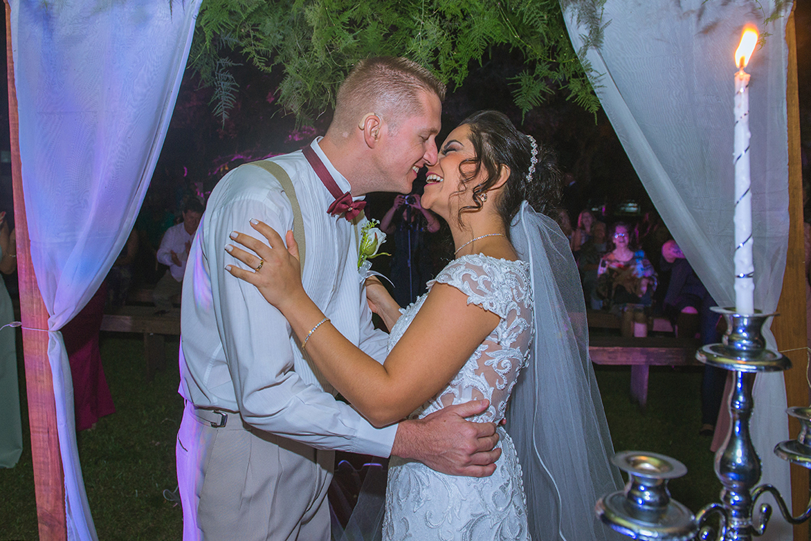O momento do lindo beijo dos noivos ao final da cerimônia de casamento. Foto por Marco Moscarelli