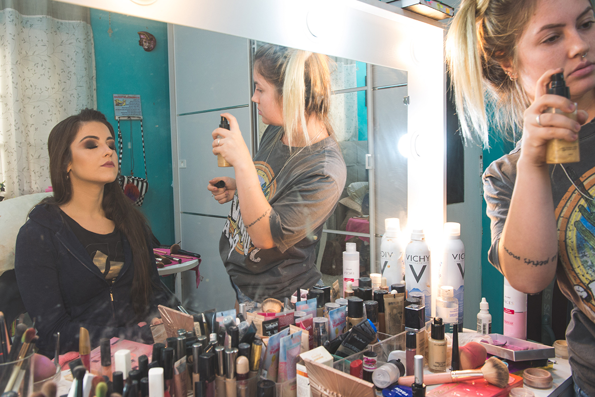 Finalização da maquiagem da formanda no dia da sua formatura. Foto por Marco Moscarelli Fotografo.