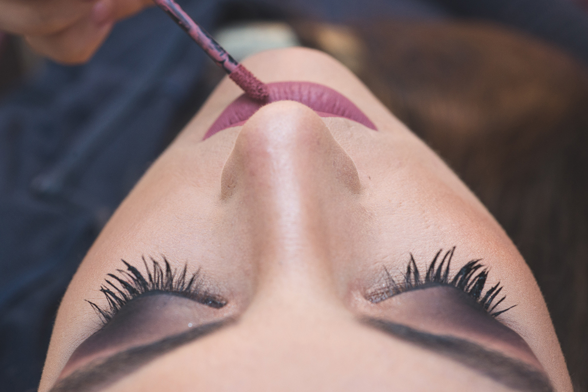 Finalização da maquiagem da formanda no dia da sua formatura. Foto por Marco Moscarelli Fotografo.