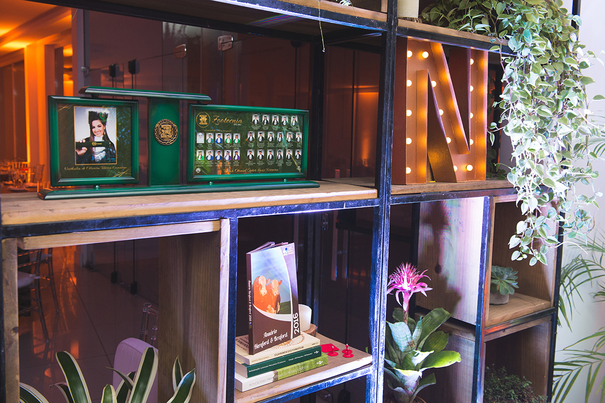 Detalhe da decoração da recepção de formatura, foto da formanda em um quadro de formatura. Foto por Marco Moscarelli.