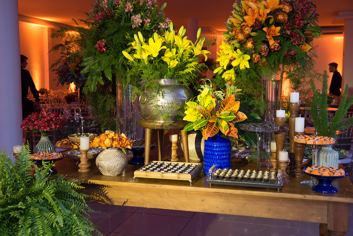 Fotografia da mesa de doces que compõe a decoração da recepção de formatura. Foto por Marco Moscarelli Fotografo. 