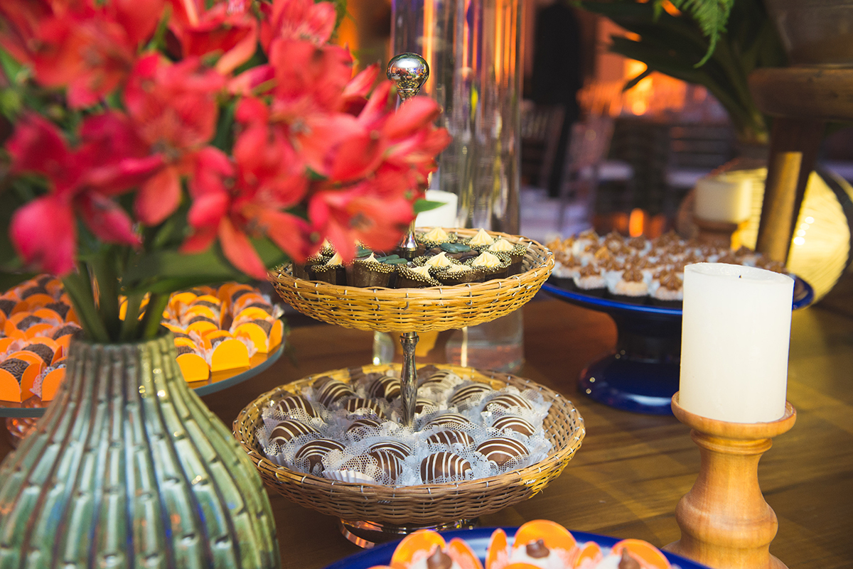 Fotografia da mesa de doces que compõe a decoração da recepção de formatura. Foto por Marco Moscarelli Fotografo. 