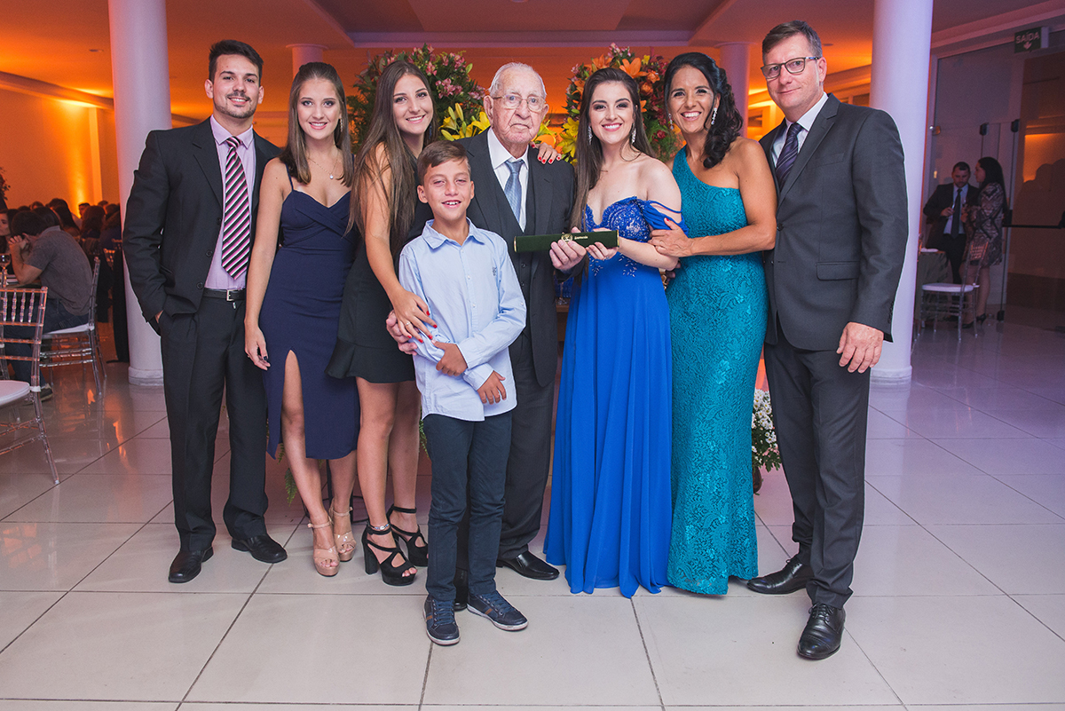 Foto do brinde da formanda com seus pais e avô durante a recepção de formatura. Foto por Marco Moscarelli fotografo.