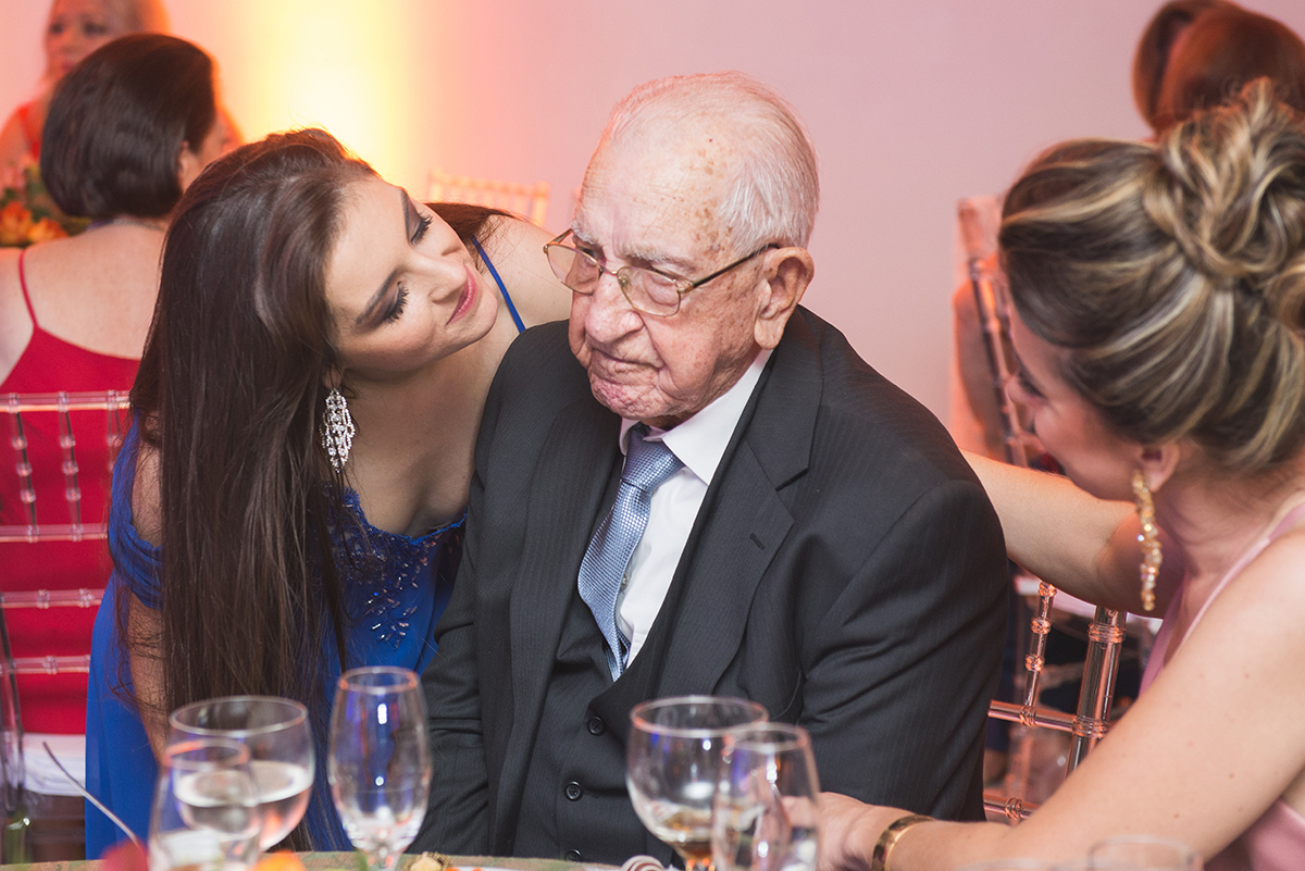 Formanda em um momento carinhoso com seu avô durante a recepção de formatura. Foto por Marco Moscarelli Fotografo.