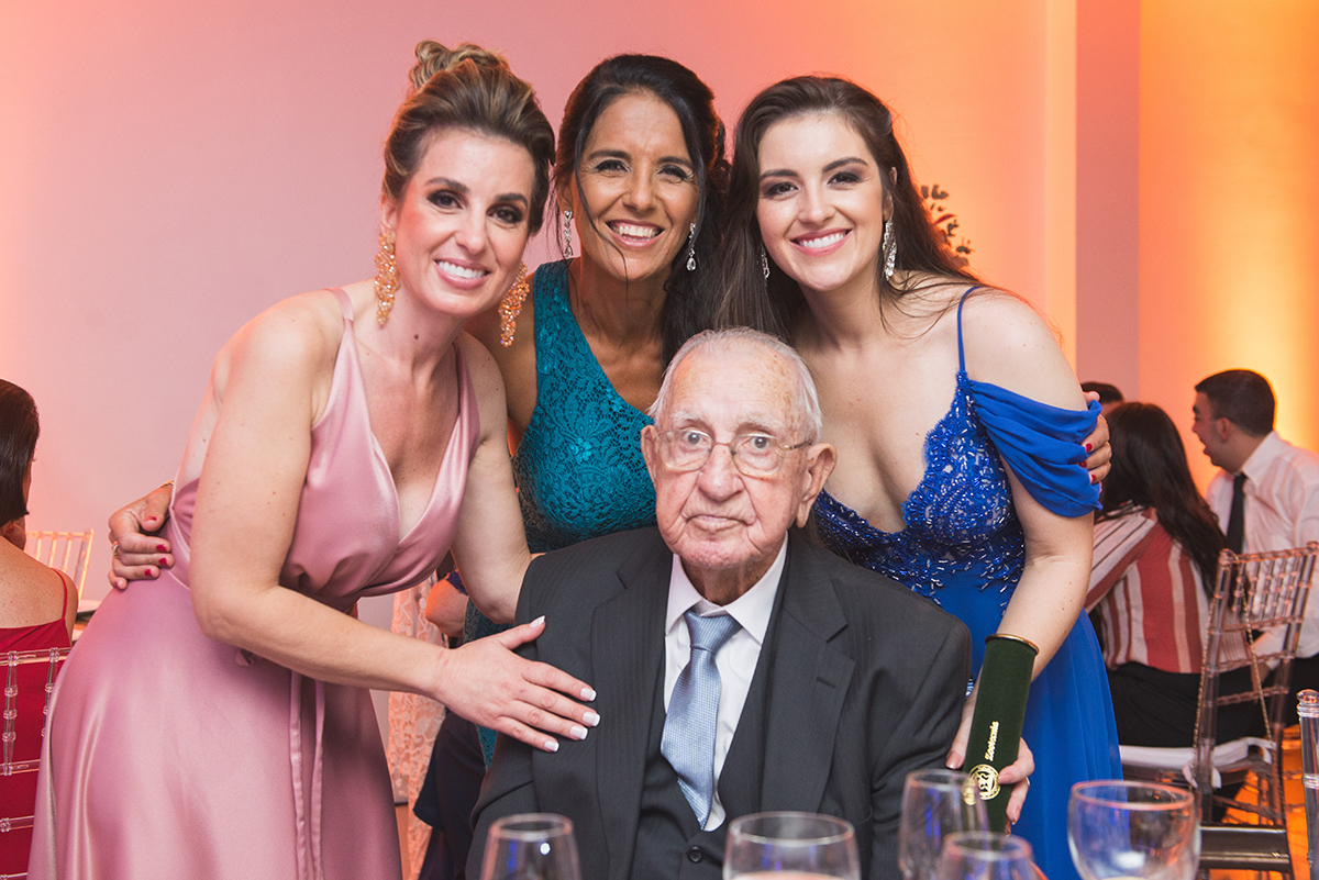 Formanda em um momento carinhoso com seu avô durante a recepção de formatura. Foto por Marco Moscarelli Fotografo.