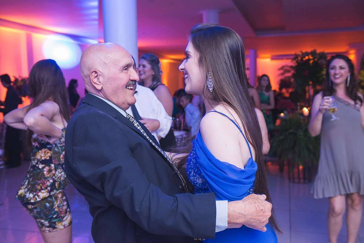 Formanda em um momento carinhoso com seu avô durante a recepção de formatura. Foto por Marco Moscarelli Fotografo.