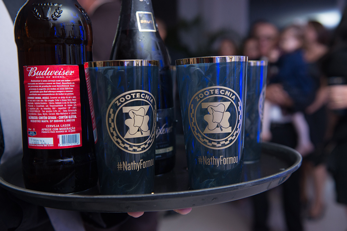 Fotografia em detalhe dos copos que fazem parte da lembrança da recepção de formatura. Foto por Marco Moscarelli Fotografo.