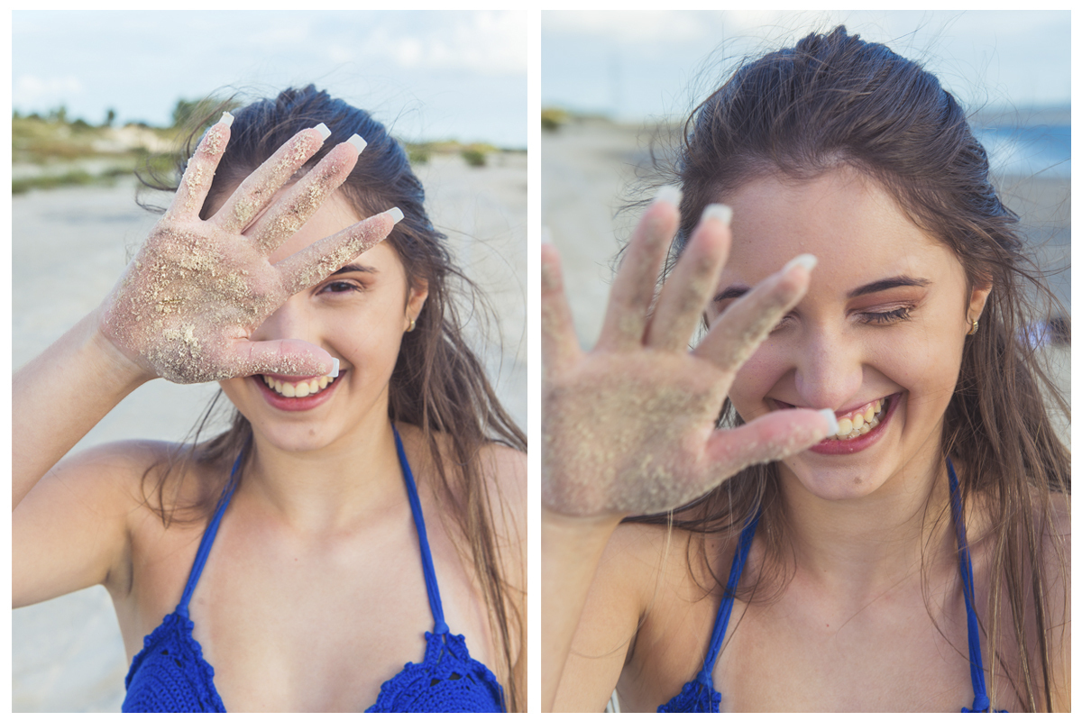 Debutante em uma foto descontraída com a mão suja de areia durante seu ensaio fotográfico na praia da capilha. Foto por Marco Moscarelli
