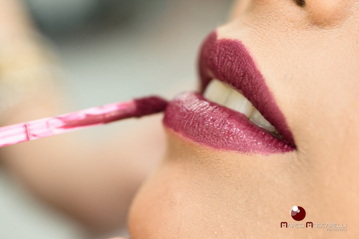 Make of da formanda, detalhe do retoque no baton. Foto por Marco Moscarelli