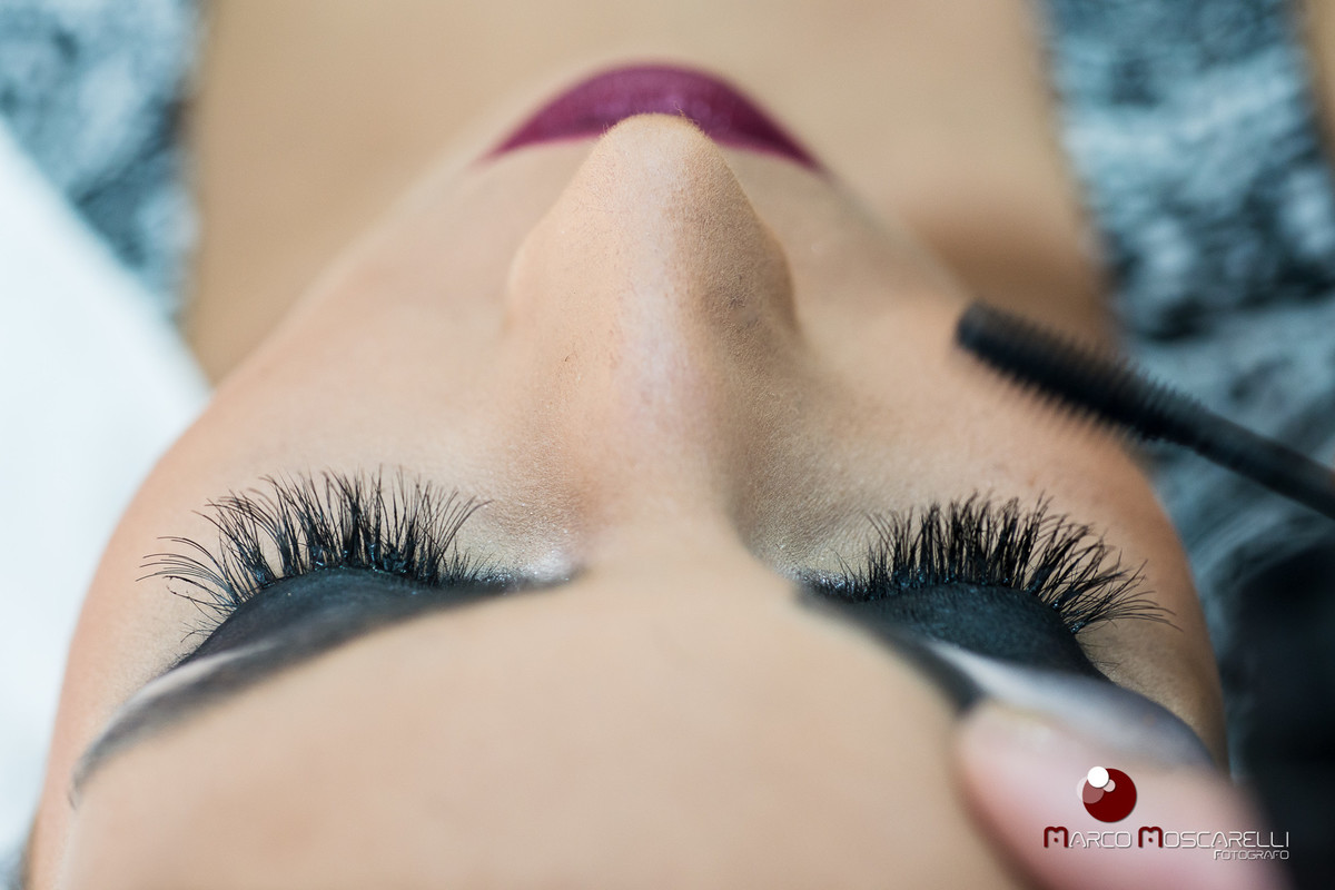 Make of da formanda, detalhe do ultomo retoque na maquiagem do olho. Foto por Marco Moscarelli
