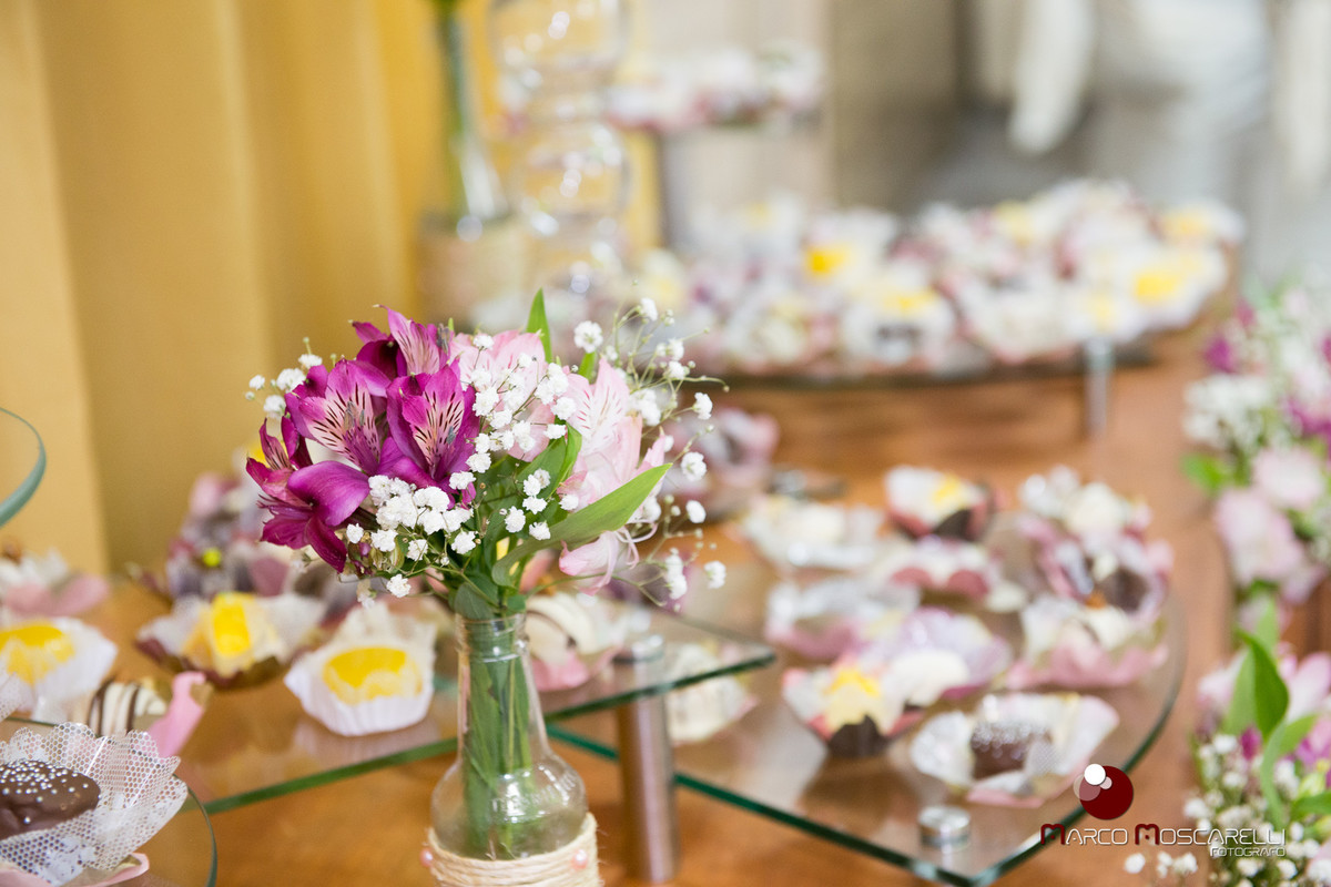 Detalhe da decoração da mesa da recepção de formatura