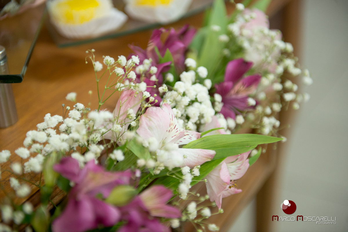 Flores que compoem a decoração da mesa da recepção de formatura