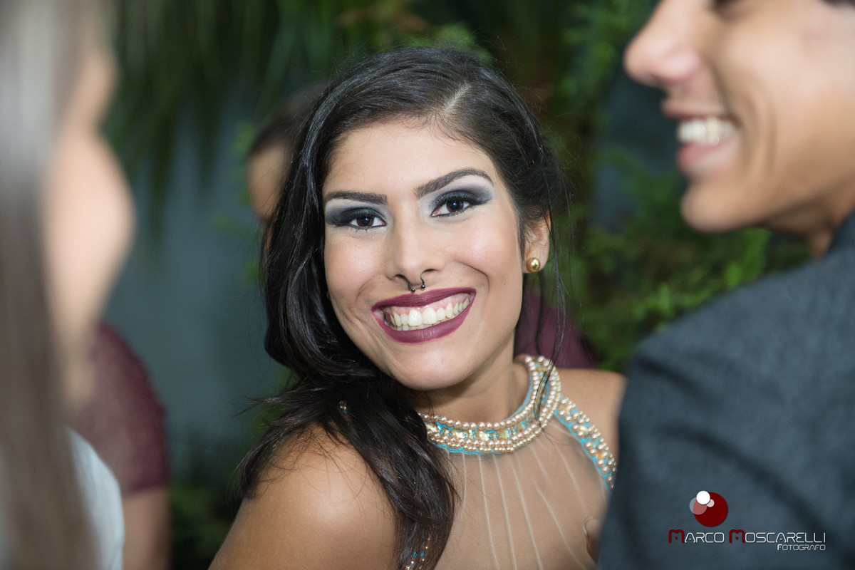 Formanda é só sorrisos na recepção de formatura