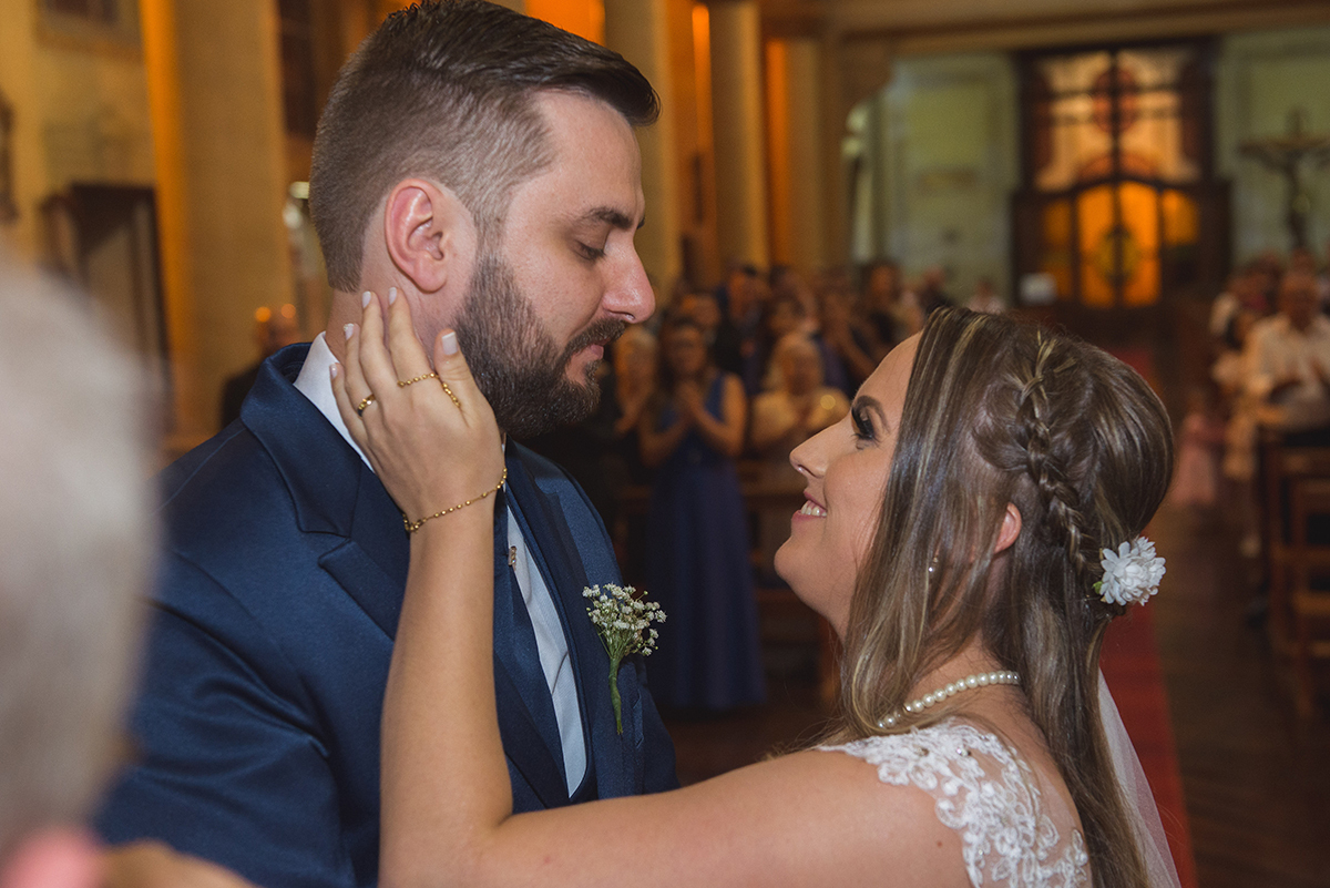 Noivos trocando olhares momentos antes do beijo durante a cerimônia de casamento. Foto por Marco Moscarelli Fotografo.