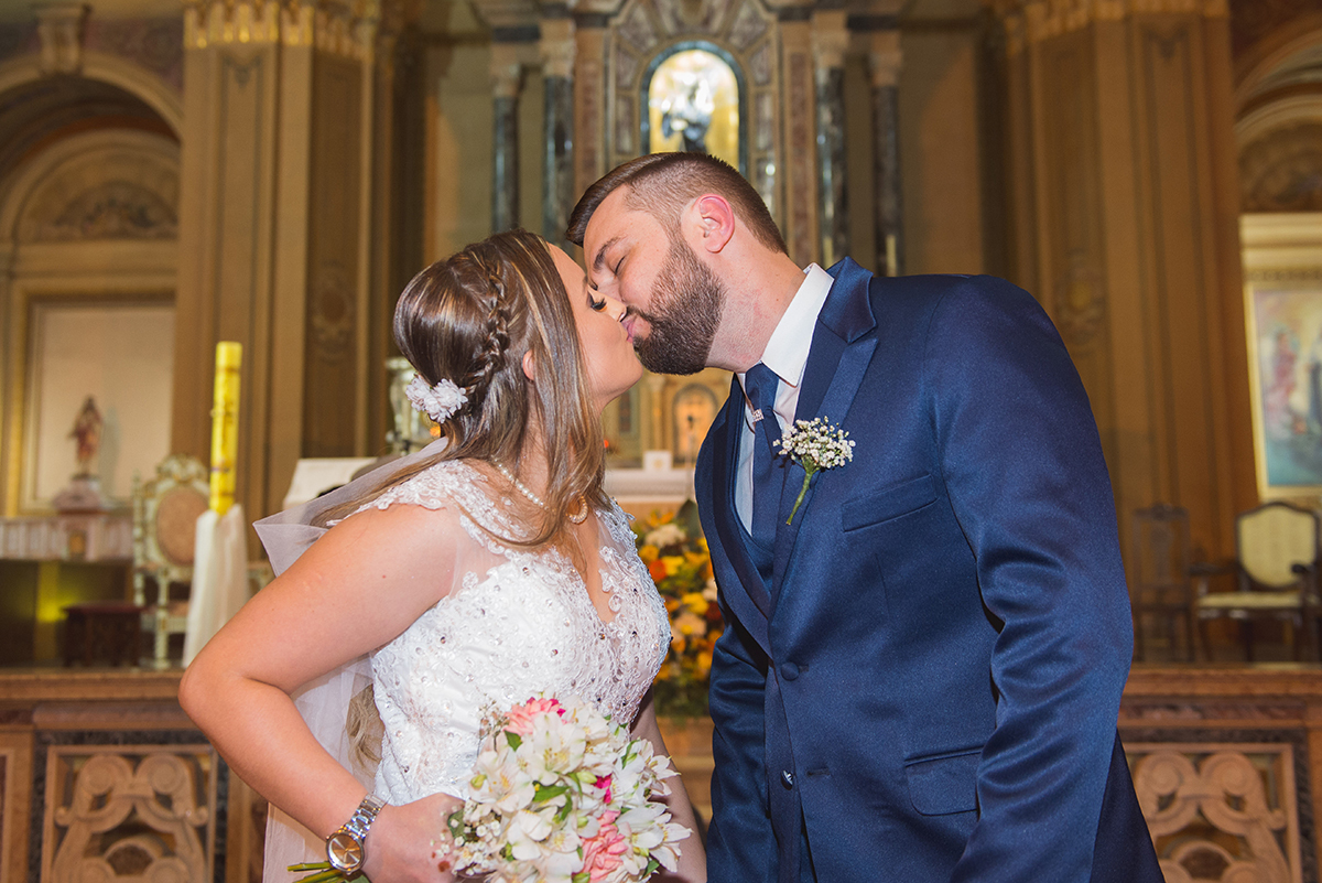Noivos trocando  beijo durante a cerimônia de casamento. Foto por Marco Moscarelli Fotografo.