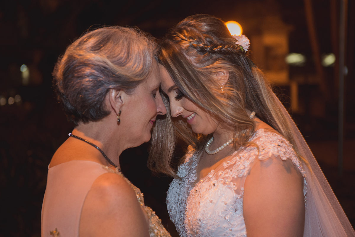 Mae da noiva e noiva em momento emocionante, de testas coladas. Foto por Marco Moscarelli Fotografo