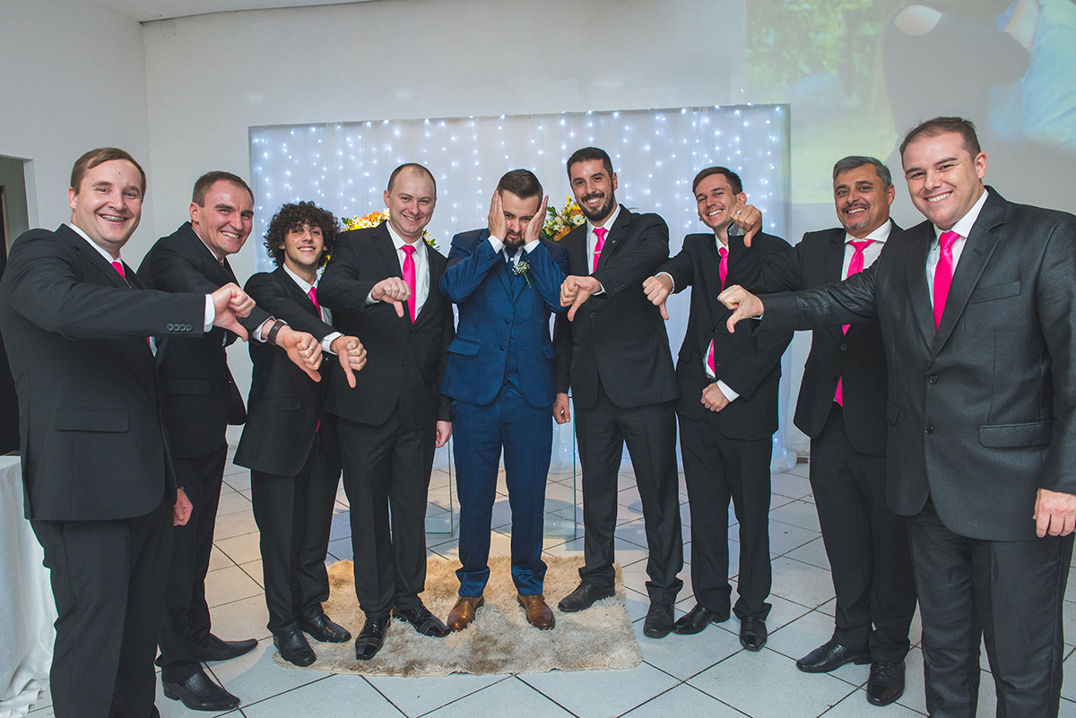 Noivo e seus padrinhos em momento engraçado durante a recepção dos noivos. Foto por Marco Moscarelli Fotografo.
