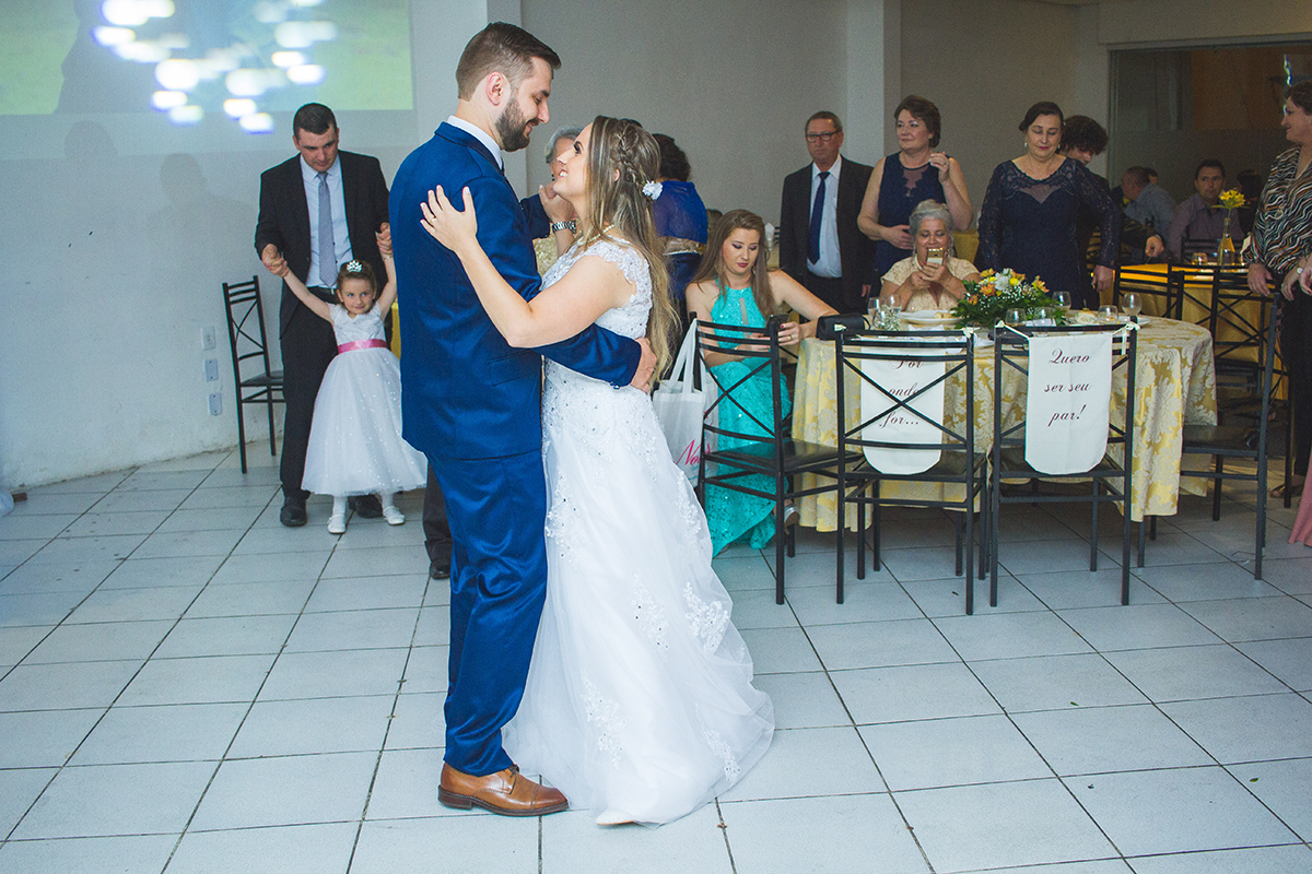 Noivos dançando a valsa de casamento durante a recepção dos noivos. Foto por Marco Moscarelli Fotografo.