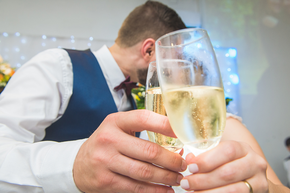 Fotografia autoral durante o brinde dos noivos. Noivos escondidos atras das taças durante o brinde. Foto por Marco Moscarelli Fotografo. 