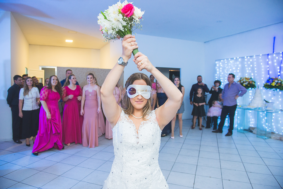 Fotografia da noiva vendada momentos antes de jogar seu buque de noiva. Foto por Marco Moscarelli Fotografo.