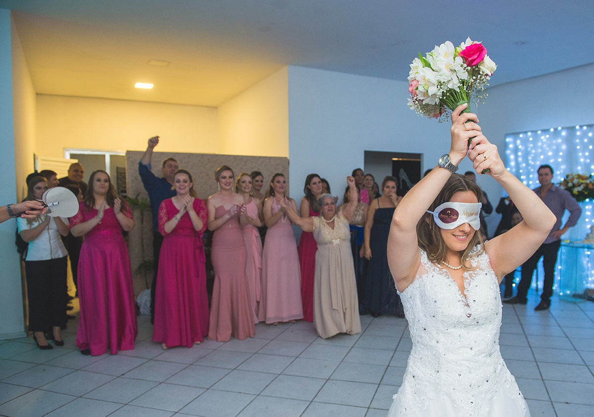 Fotografia da noiva vendada momentos antes de jogar seu buque de noiva. Foto por Marco Moscarelli Fotografo.