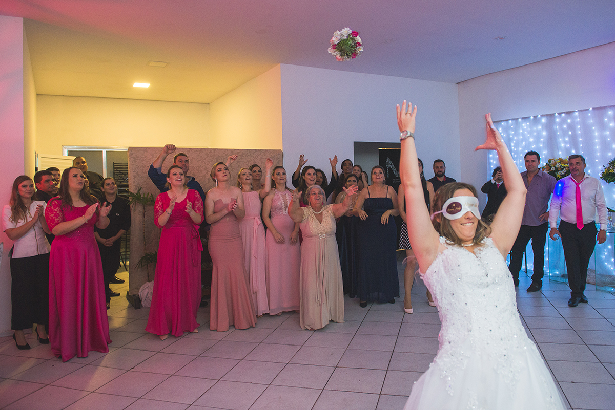 Fotografia da noiva vendada momentos antes de jogar seu buque de noiva. Foto por Marco Moscarelli Fotografo.