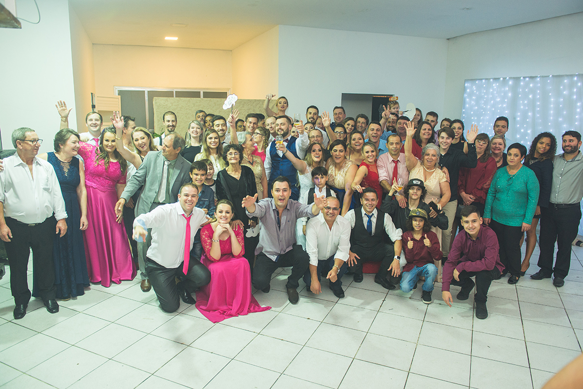 Ultima fotografia da noite, todos os convidados do casamento reunidos no salão. Foto por Marco Moscarelli Fotografo.