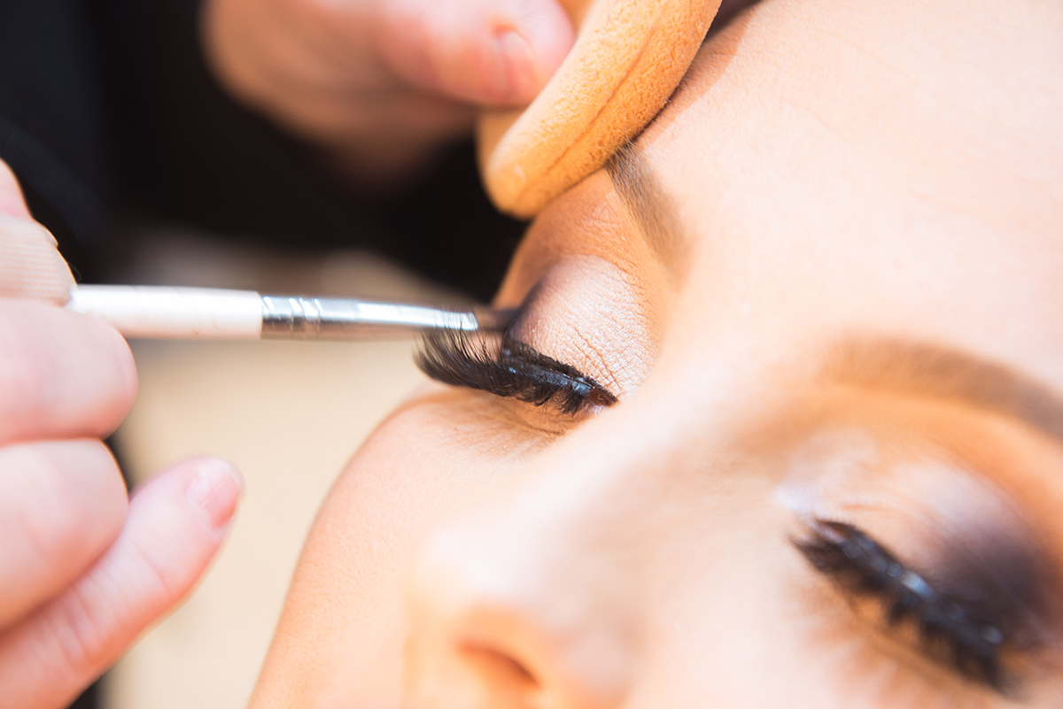 Detalhes da finalização do make da noiva momentos antes do casamento. Foto por Marco Moscarelli