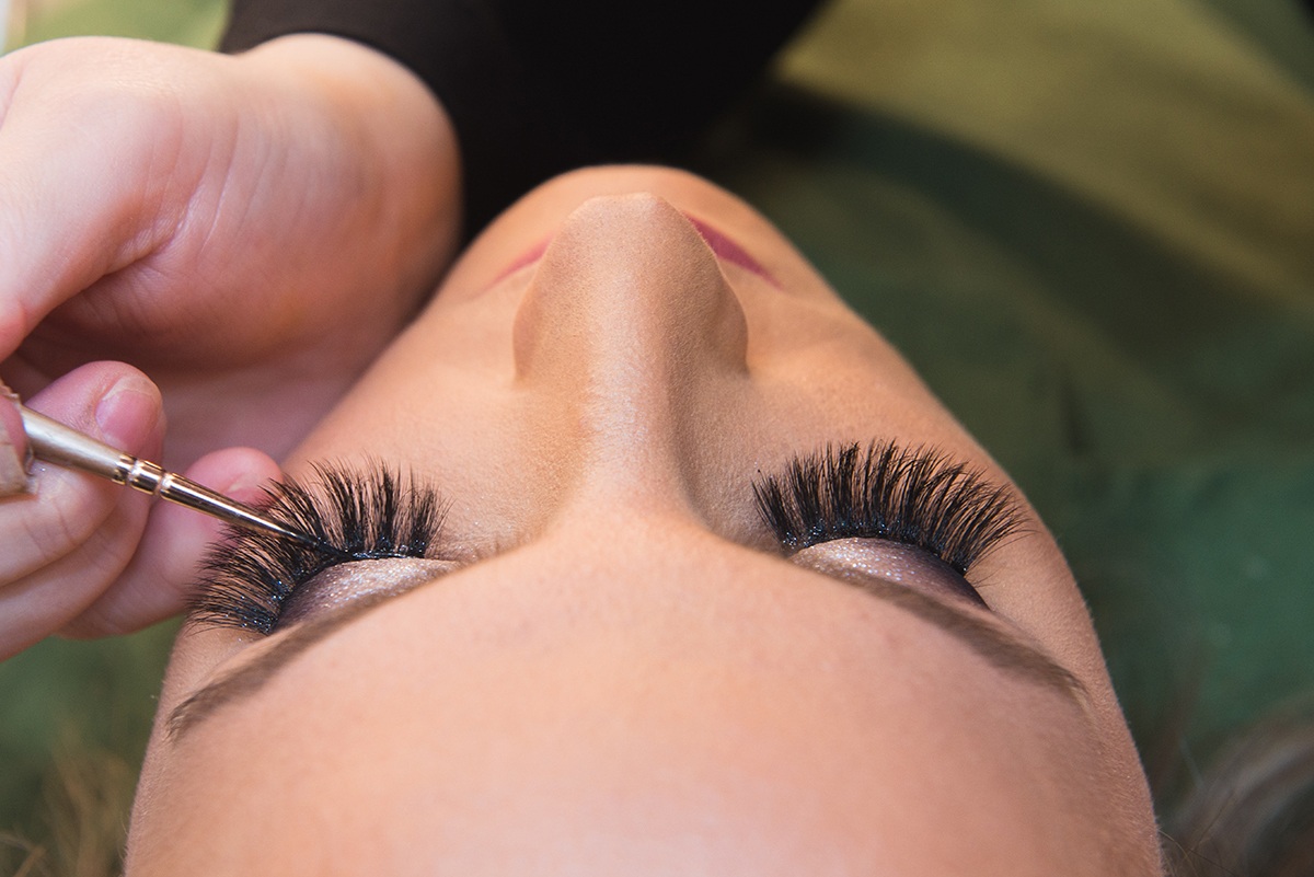Detalhes da finalização do make da noiva momentos antes do casamento. Foto por Marco Moscarelli