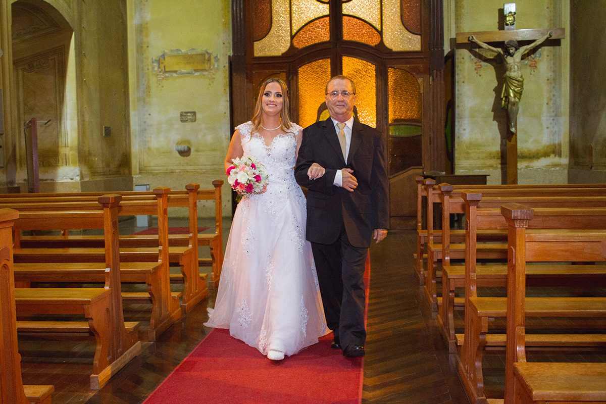 Noiva entrando na igreja com seu pai na igreja para o seu casamento. Foto por Marco Moscarelli Fotografo.