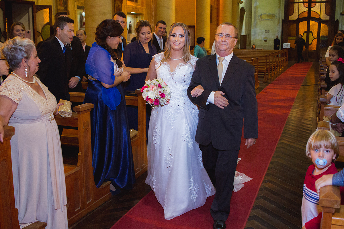 Noiva entrando na igreja com seu pai na igreja para o seu casamento. Foto por Marco Moscarelli Fotografo.