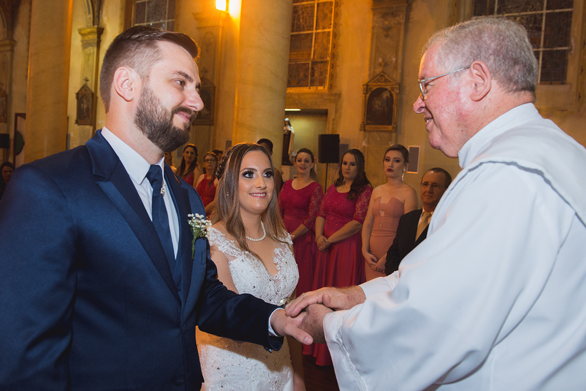 Padre abençoando os noivos durante a cerimônia de casamento. Foto por Marco Moscarelli Fotografo.