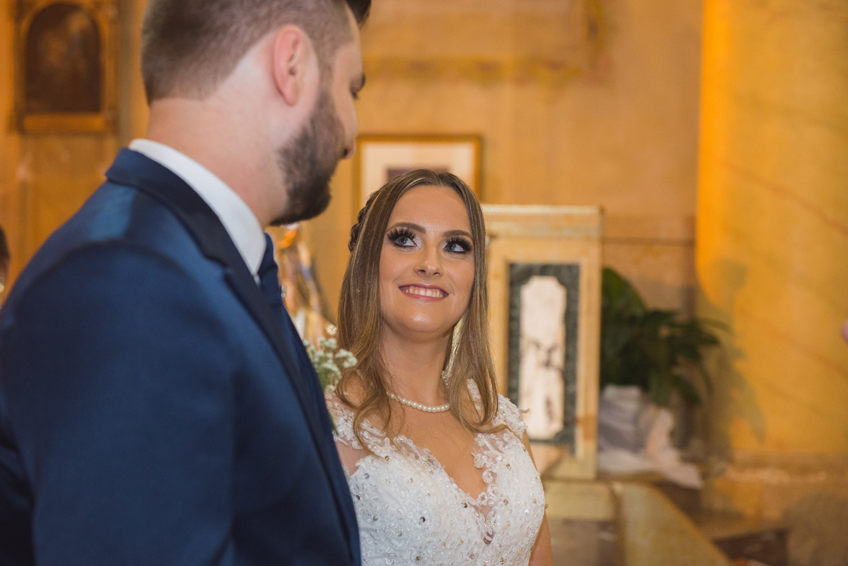 Lindo olhar da noiva para o noivo durante a cerimônia de casamento. Foto por Marco Moscarelli Fotografo.